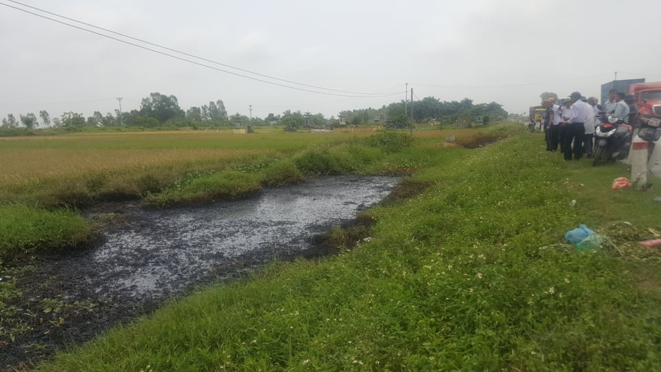 Một sự việc đang thu hút sự chú ý từ dư luận khi một người dân phải nhập viện cấp cứu do bị bỏng nặng, phồng rộp, thâm đen hai chân khi lội mương nước tại thôn Kênh Trạch (xã Hưng Nhân, huyện Vĩnh Bảo, TP Hải Phòng).