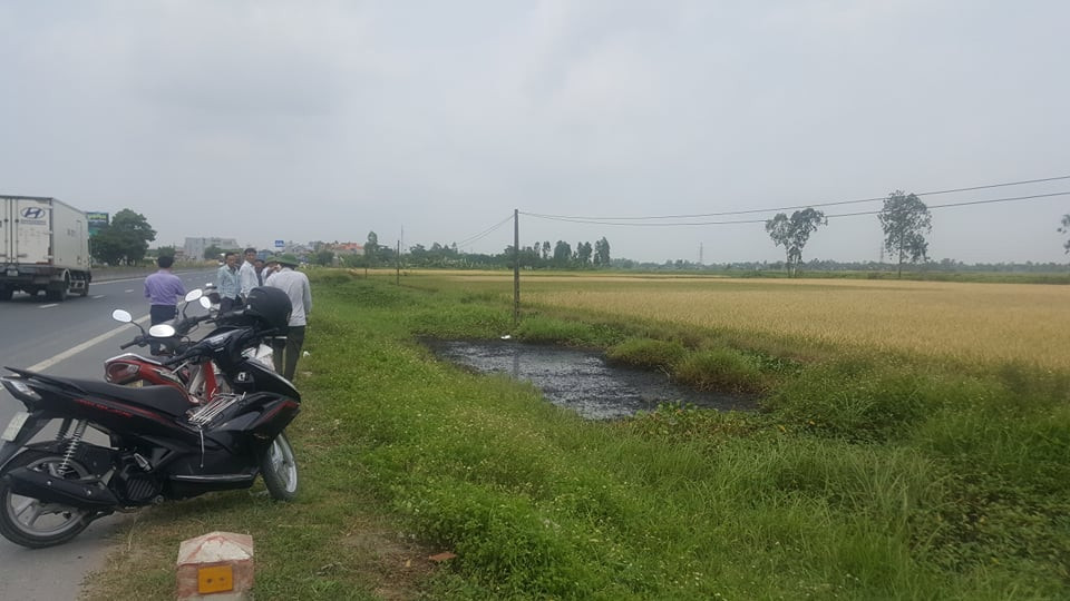 Mương nước nằm ven Quốc lộ 10 ngay cánh đồng nơi bà con sản xuất và sắp đến kỳ thu hoạch.