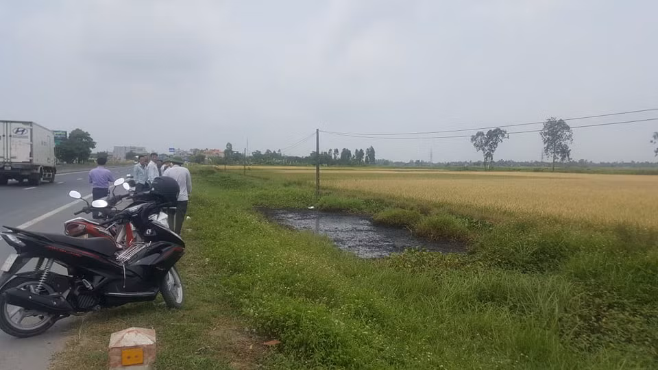 Mương nước nằm ven Quốc lộ 10 ngay cánh đồng nơi bà con sản xuất và sắp đến kỳ thu hoạch.