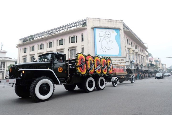 Nguyen Chu tich nuoc, Dai tuong Le Duc Anh da yen nghi noi long dat me-Hinh-42