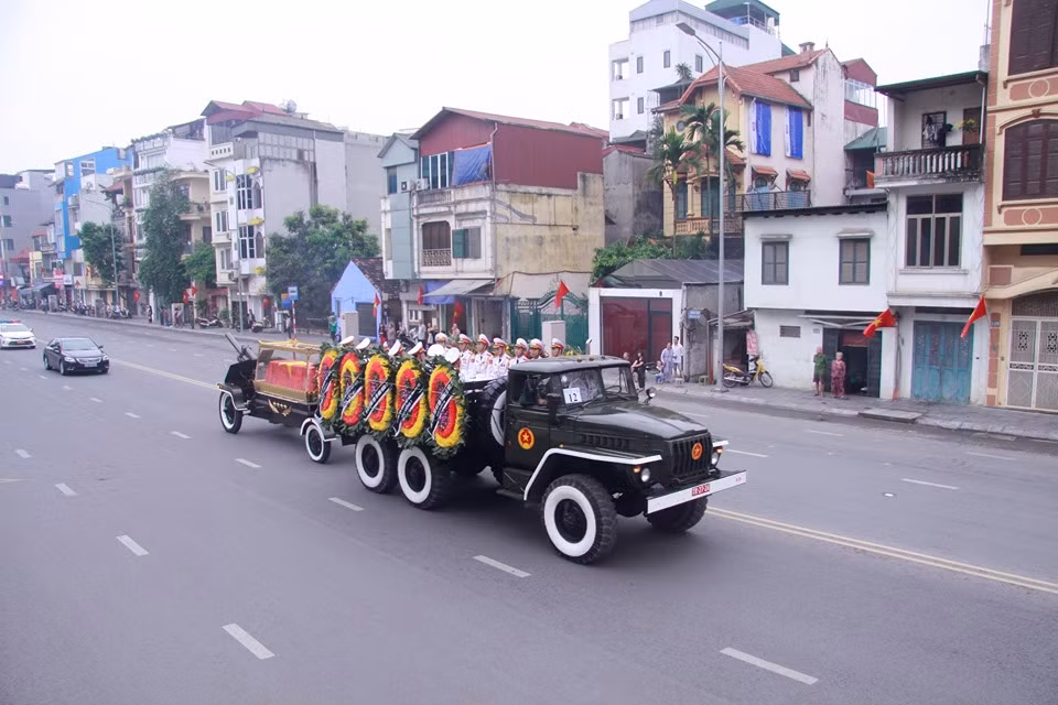 Nguyen Chu tich nuoc, Dai tuong Le Duc Anh da yen nghi noi long dat me-Hinh-31