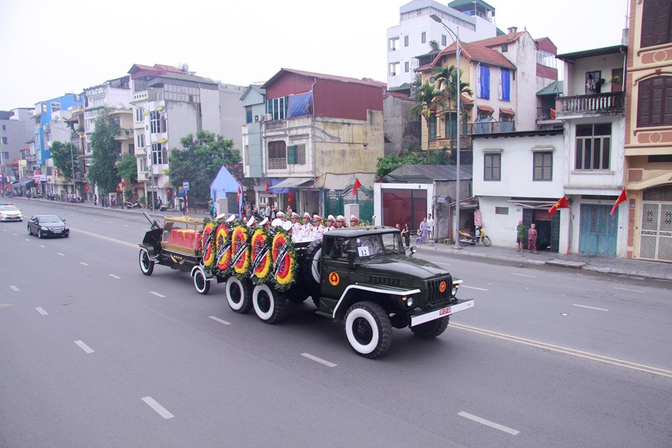 Nguyen Chu tich nuoc, Dai tuong Le Duc Anh da yen nghi noi long dat me-Hinh-31