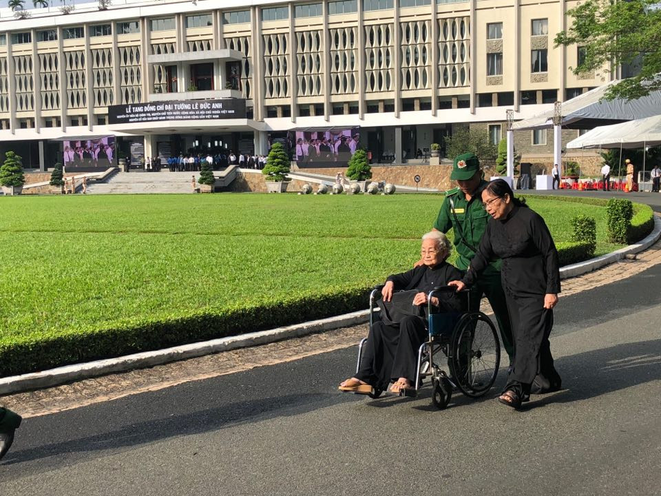 Nguyen Chu tich nuoc, Dai tuong Le Duc Anh da yen nghi noi long dat me-Hinh-90