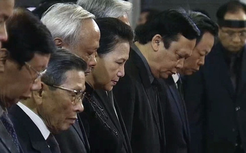 Nguyen Chu tich nuoc, Dai tuong Le Duc Anh da yen nghi noi long dat me-Hinh-71