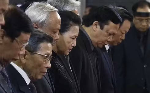 Nguyen Chu tich nuoc, Dai tuong Le Duc Anh da yen nghi noi long dat me-Hinh-71