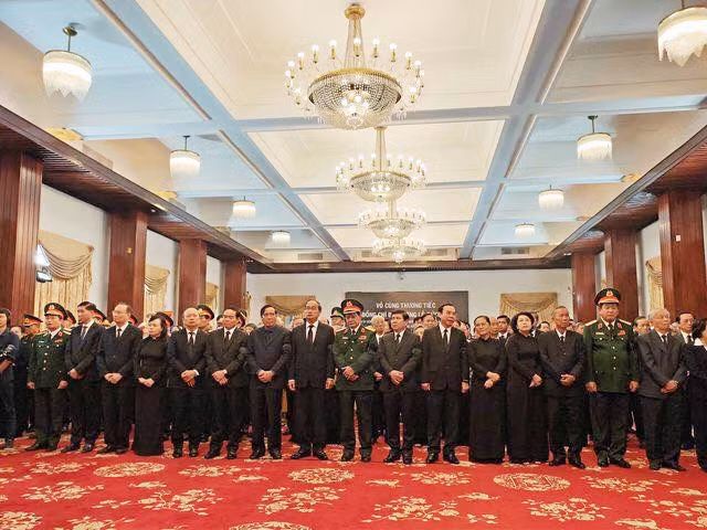 Nguyen Chu tich nuoc, Dai tuong Le Duc Anh da yen nghi noi long dat me-Hinh-89