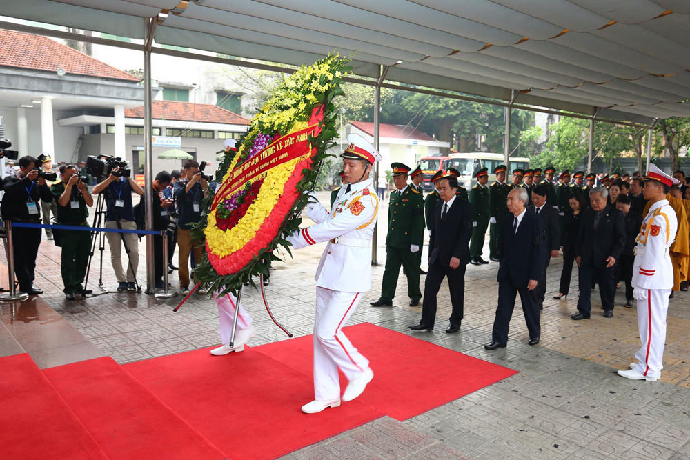 Nguyen Chu tich nuoc, Dai tuong Le Duc Anh da yen nghi noi long dat me-Hinh-69