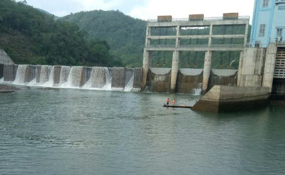 Lat thuyen 1 nguoi chet khi thuy dien Nam Non xa nuoc