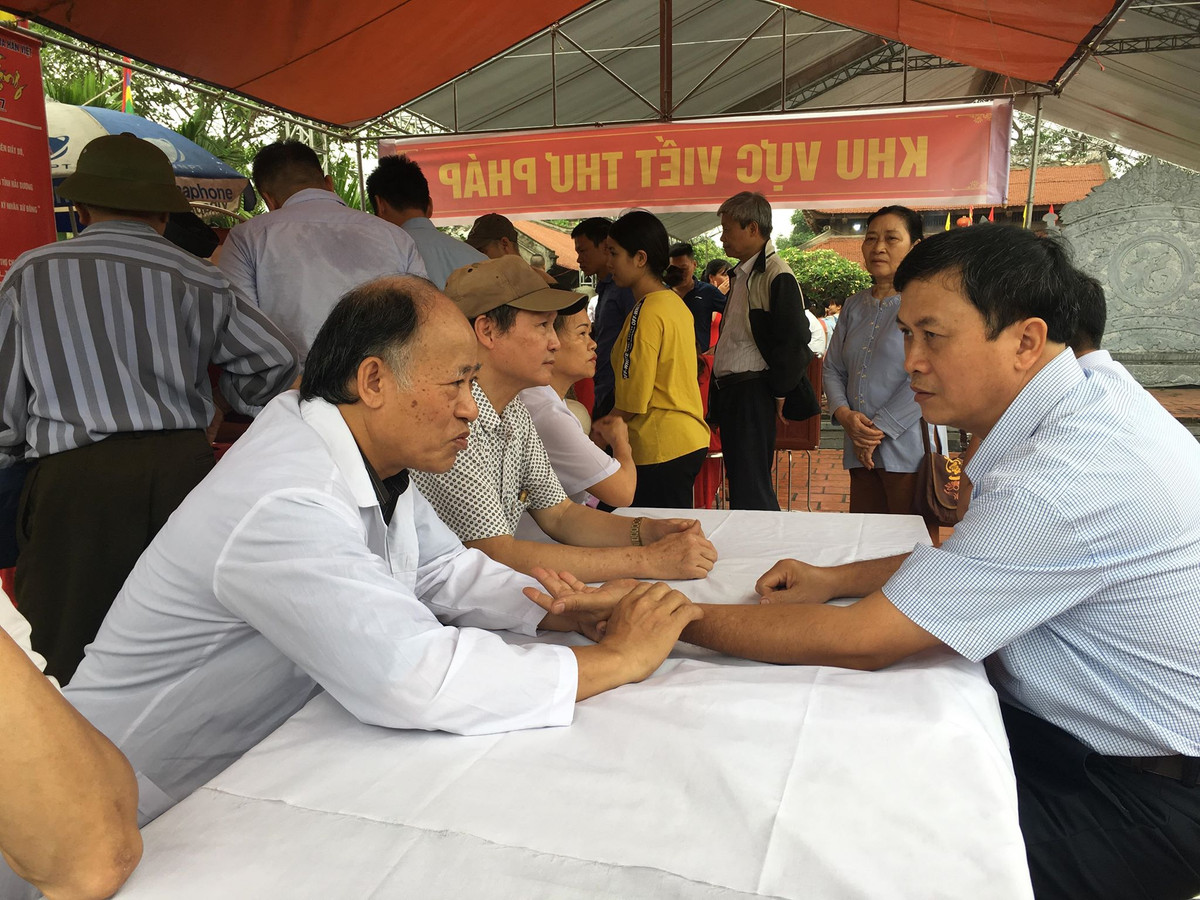 Hang nghin nguoi du le hoi den Bia, tuong nho vi “Thanh thuoc Nam” Tue Tinh-Hinh-6