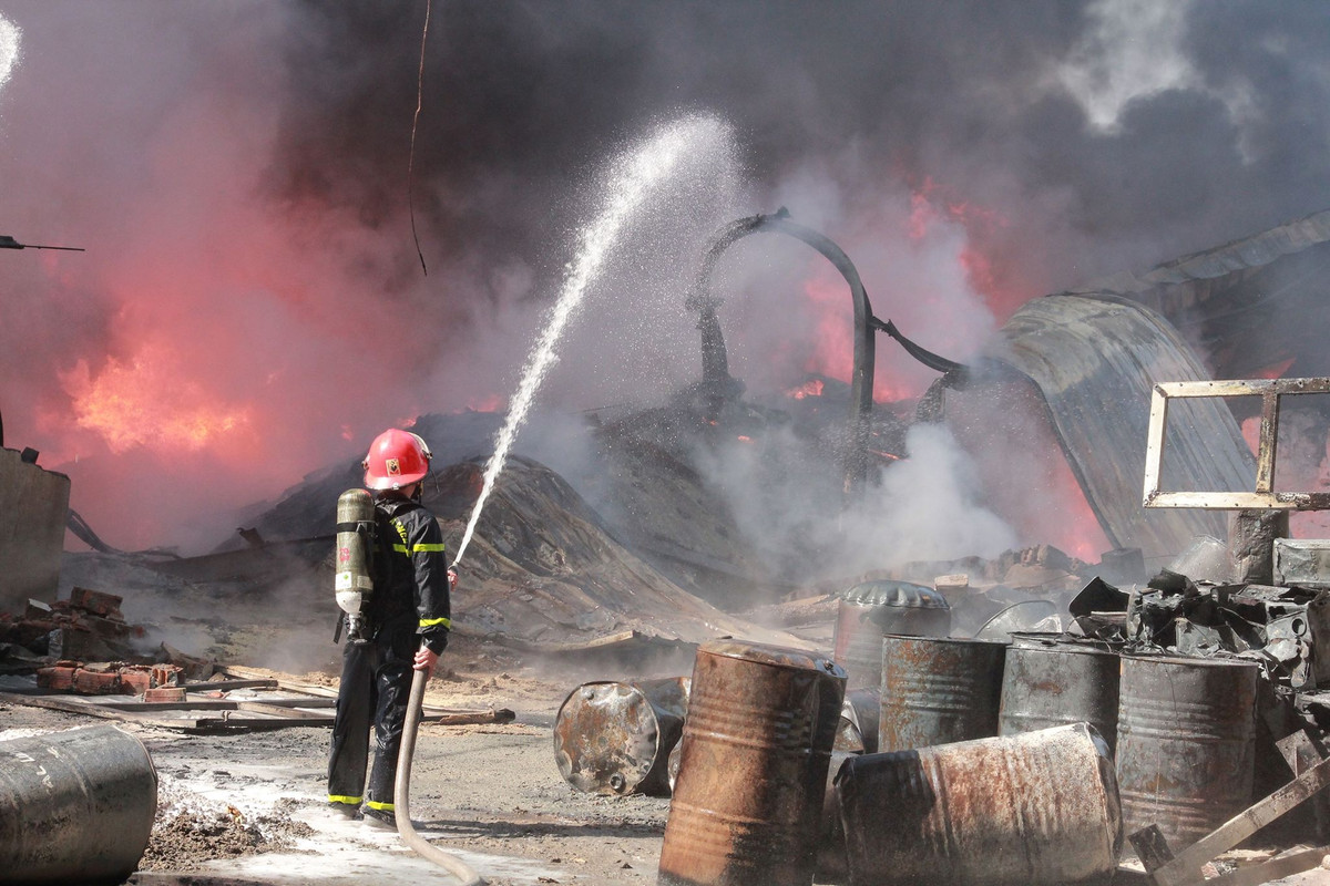 Hang tram nguoi khong che “bien lua” vu chay kho chua nhua Cong ty Phu Lam-Hinh-3
