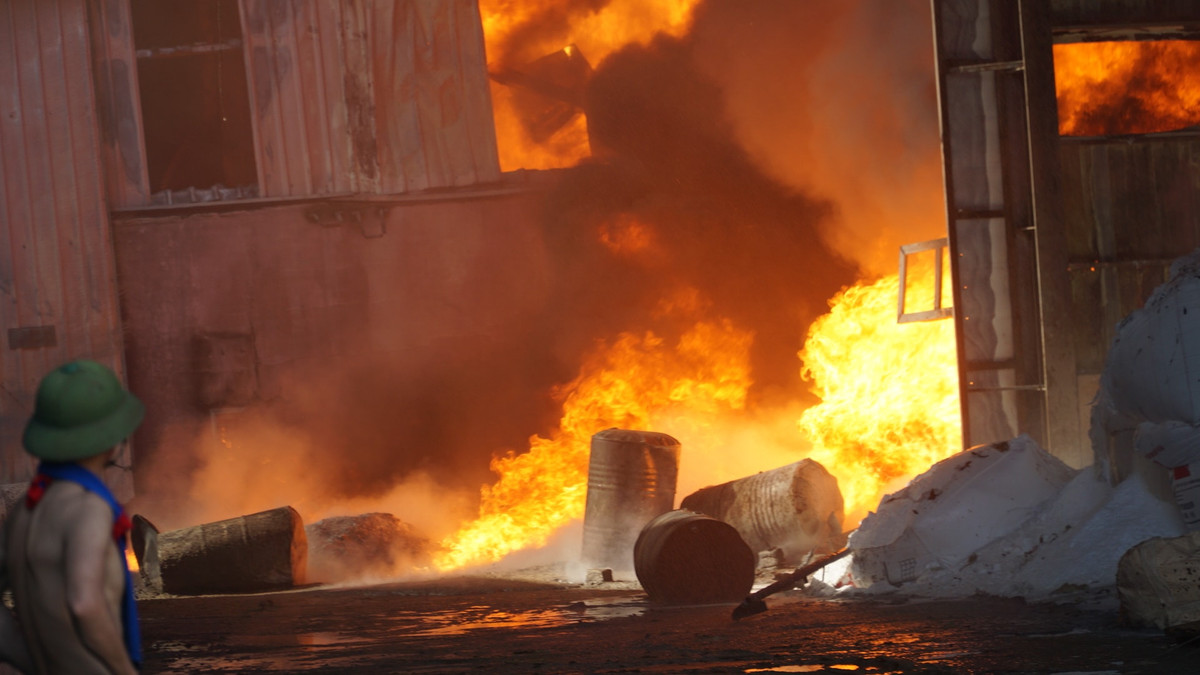 Hang tram nguoi khong che “bien lua” vu chay kho chua nhua Cong ty Phu Lam-Hinh-2
