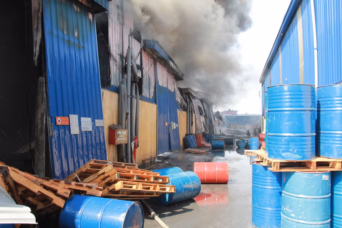 Hang tram nguoi khong che “bien lua” vu chay kho chua nhua Cong ty Phu Lam-Hinh-9