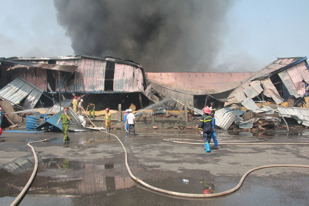 Hang tram nguoi khong che “bien lua” vu chay kho chua nhua Cong ty Phu Lam-Hinh-7