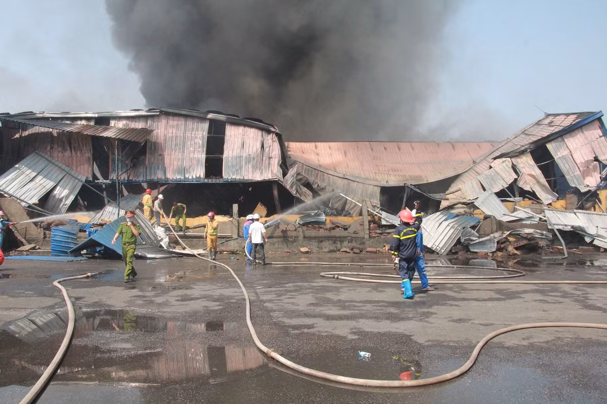 Hang tram nguoi khong che “bien lua” vu chay kho chua nhua Cong ty Phu Lam-Hinh-7