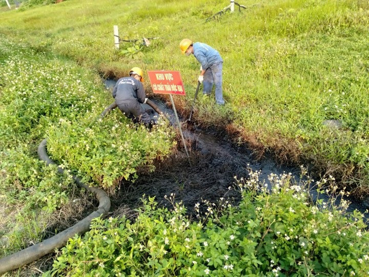 Muong nuoc chat thai doc hai o Hai Phong: Cong an dang dieu tra-Hinh-5