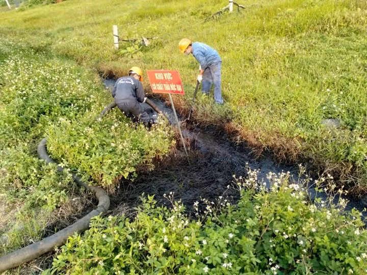 Muong nuoc chat thai doc hai o Hai Phong: Cong an dang dieu tra-Hinh-5