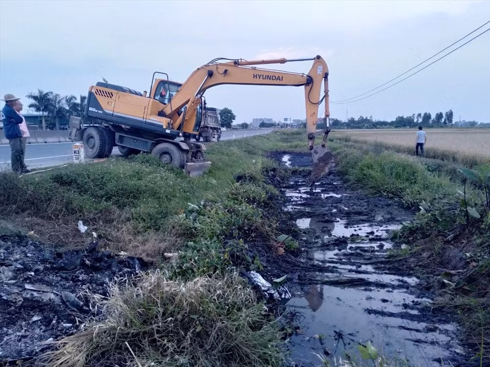 Muong nuoc chat thai doc hai o Hai Phong: Cong an dang dieu tra-Hinh-3