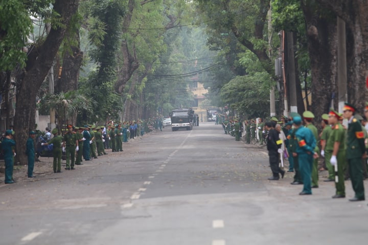 Nguyen Chu tich nuoc, Dai tuong Le Duc Anh da yen nghi noi long dat me-Hinh-34