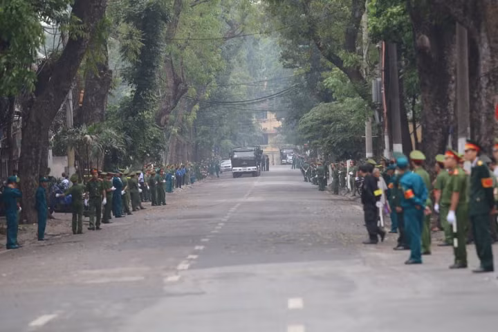 Nguyen Chu tich nuoc, Dai tuong Le Duc Anh da yen nghi noi long dat me-Hinh-34