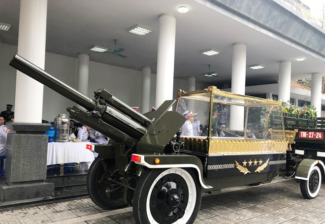 Nguyen Chu tich nuoc, Dai tuong Le Duc Anh da yen nghi noi long dat me-Hinh-57