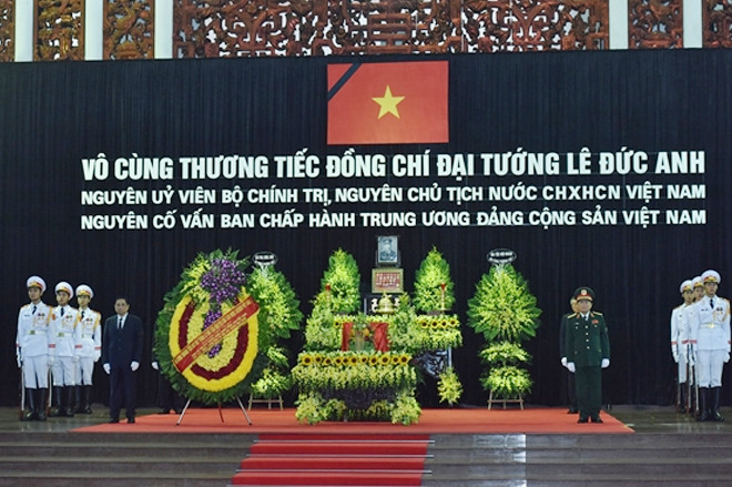 Nguyen Chu tich nuoc, Dai tuong Le Duc Anh da yen nghi noi long dat me-Hinh-52