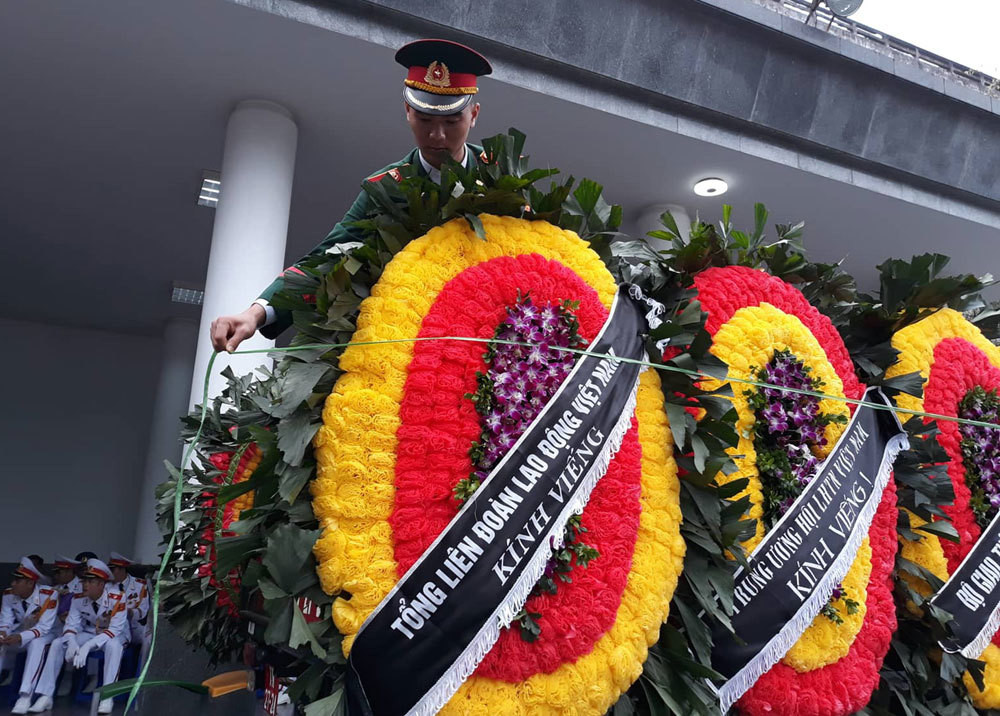 Nguyen Chu tich nuoc, Dai tuong Le Duc Anh da yen nghi noi long dat me-Hinh-60