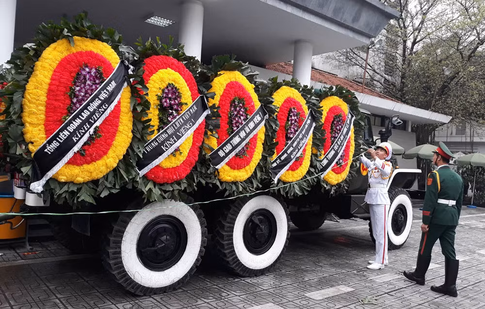 Nguyen Chu tich nuoc, Dai tuong Le Duc Anh da yen nghi noi long dat me-Hinh-59