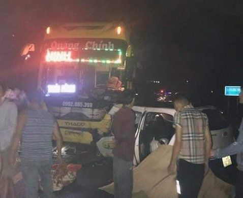 Taxi va cham xe khach, 5 nguoi thuong vong