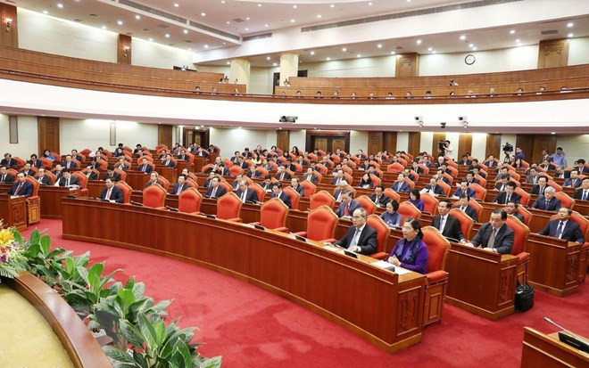 Thời gian qua, thực hiện quyết định của Hội nghị Trung ương 8 Khóa XII, Tiểu ban Văn kiện, Tiểu ban Kinh tế - Xã hội, Tiểu ban Điều lệ Đảng đã khẩn trương chuẩn bị dự thảo Đề cương các văn kiện trình Đại hội XIII của Đảng để xin ý kiến chỉ đạo của Bộ Chính trị tiếp tục hoàn thiện, trình Trung ương xem xét, cho ý kiến tại Hội nghị này. Tuy mới là dự thảo đề cương sơ bộ nhưng đây là bước khởi đầu rất quan trọng, định hướng cho việc chuẩn bị có chất lượng các văn kiện trình Đại hội XIII của Đảng. Ảnh: TTXVN.