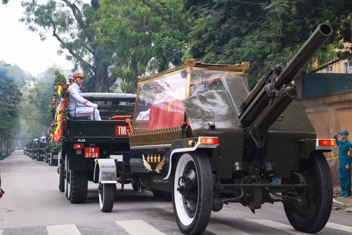 Nguyen Chu tich nuoc, Dai tuong Le Duc Anh da yen nghi noi long dat me-Hinh-48