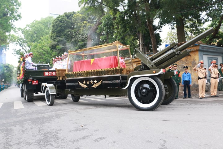 Nguyen Chu tich nuoc, Dai tuong Le Duc Anh da yen nghi noi long dat me-Hinh-47