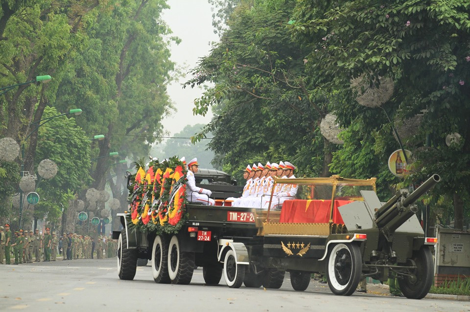 Nguyen Chu tich nuoc, Dai tuong Le Duc Anh da yen nghi noi long dat me-Hinh-41