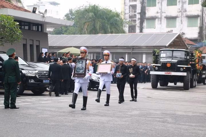 Nguyen Chu tich nuoc, Dai tuong Le Duc Anh da yen nghi noi long dat me-Hinh-44