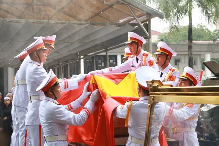 Nguyen Chu tich nuoc, Dai tuong Le Duc Anh da yen nghi noi long dat me-Hinh-45