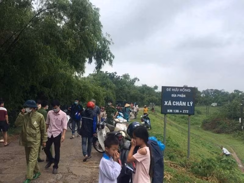 Bat giu ke giet tai xe xe om, thi the phan huy tren de Huu Hong