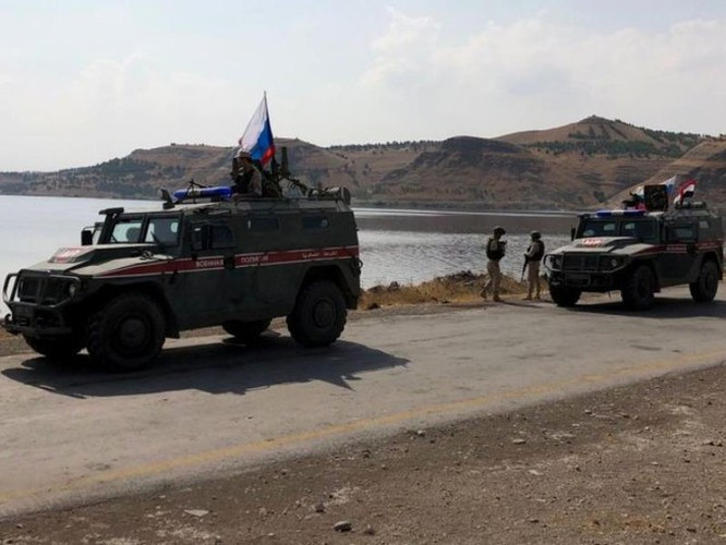 Anadolu nhận định rằng ban đầu Nga dự định tạo ra một số nhóm vũ trang thân hữu ở phía Bắc Syria để có thể kiểm soát một số khu vực nhất định. Nhưng dưới áp lực mạnh mẽ từ Mỹ, người Kurd đã từ chối bất kỳ sự hợp tác nào với Nga.