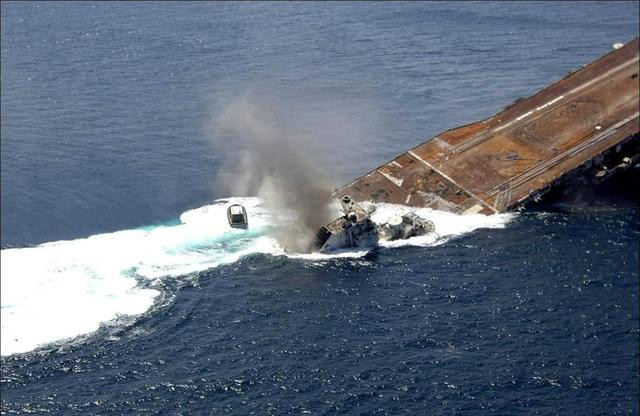 Đồng thời, tàu sử dụng thiết kế đa tâng cách biệt, nếu lớp tàu sân bay Nimitz đầu tiên áp dụng thiết kế 6 tầng, nhưng đến lớp Ford hiện nay đã được tăng lên 9 tâng, để ngăn tên lửa xâm nhập trực tiếp vào bên trong. Các vách ngăn sử dụng thép đặc biệt, cường độ cao, có chiều dày đến 500 mm; do vậy đừng nói bất kỳ một loại tên lửa chống hạm nào có thể xuyên thủng lớp thép này, chứ đừng nói đánh chìm.