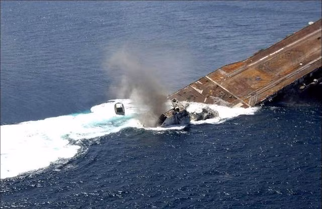 Đồng thời, tàu sử dụng thiết kế đa tâng cách biệt, nếu lớp tàu sân bay Nimitz đầu tiên áp dụng thiết kế 6 tầng, nhưng đến lớp Ford hiện nay đã được tăng lên 9 tâng, để ngăn tên lửa xâm nhập trực tiếp vào bên trong. Các vách ngăn sử dụng thép đặc biệt, cường độ cao, có chiều dày đến 500 mm; do vậy đừng nói bất kỳ một loại tên lửa chống hạm nào có thể xuyên thủng lớp thép này, chứ đừng nói đánh chìm.