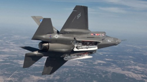 Mặc dù những thùng nhiên liệu này làm giảm khả năng tàng hình của F-35, nhưng những thùng nhiên liệu này được dùng khi cất cánh, và vẫn ở trong không phận Israel hoặc vùng an toàn; khi vào khu vực theo dõi radar của đối phương, những chiếc F-35I sẽ vứt bỏ các thùng dầu phụ, và sử dụng nhiên liệu từ thùng dầu chính.