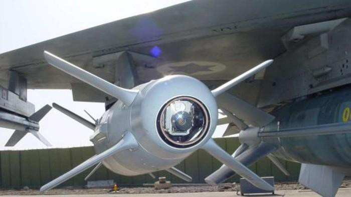 Hệ thống dẫn đường cho bom lượn Spice nhằm cải thiện độ chính xác, thông qua hệ thống quang điện tử, GPS hoặc thông qua hệ thống quang truyền hình, phi công F-35I có thể dùng tay điều khiển bom, thông qua hình ảnh được camera gắn trên bom ghi lại, cho mức chính xác rất cao.