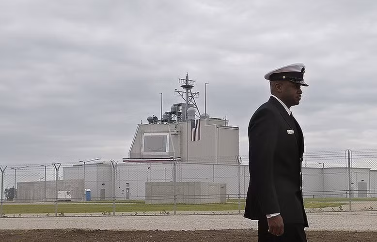 Kết cấu mỗi tổ hợp Aegis Ashore cũng tương tự như khi lắp đặt trên tàu chiến, bao gồm một tháp radar với các đài radar mảng pha quét điện tử chủ động AN/SPY-1D đi kèm bệ phóng thẳng đứng Mk 41.