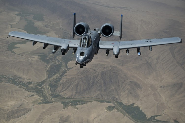 A-10 Warthog có tốc độ tối đa 706km/h và tầm hoạt động 4.150km và trần bay là 13,7km.