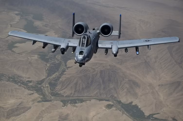 A-10 Warthog có tốc độ tối đa 706km/h và tầm hoạt động 4.150km và trần bay là 13,7km.