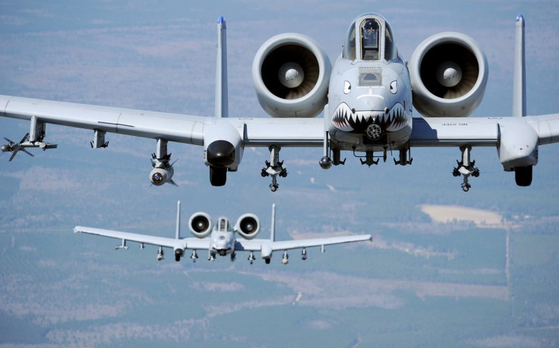 Cường kích A-10 Warthog là loại máy bay cánh cứng do hãng Fairchild chế tạo và được quân đội Mỹ đưa vào sử dụng từ năm 1972.