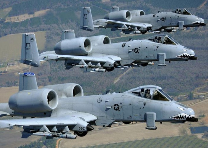 A-10 Warthog còn có thể mang theo bom bi và các loại bom dẫn đường bằng laser cùng hệ thống phóng rocket Hydra.