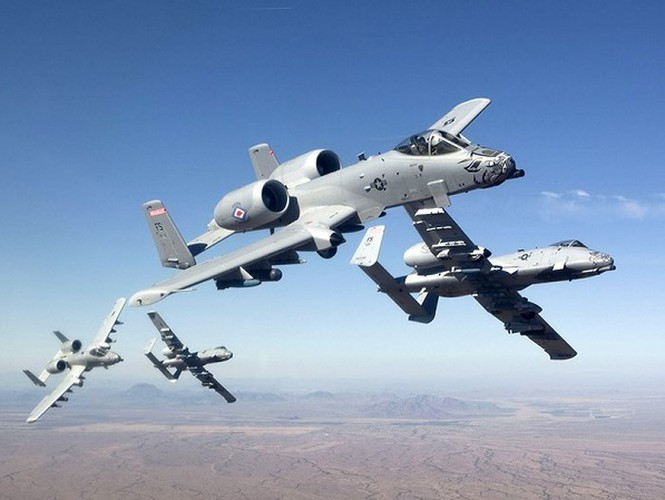 Khi cần thiết, một bên cánh của A-10 Warthog mang theo hệ thống tác chiến điện tử ALQ-131 ECM trong khi cánh còn lại là 2 quả tên lửa không đối không AIM-9 Sidewinder để tự vệ trước các chiến đấu cơ địch.