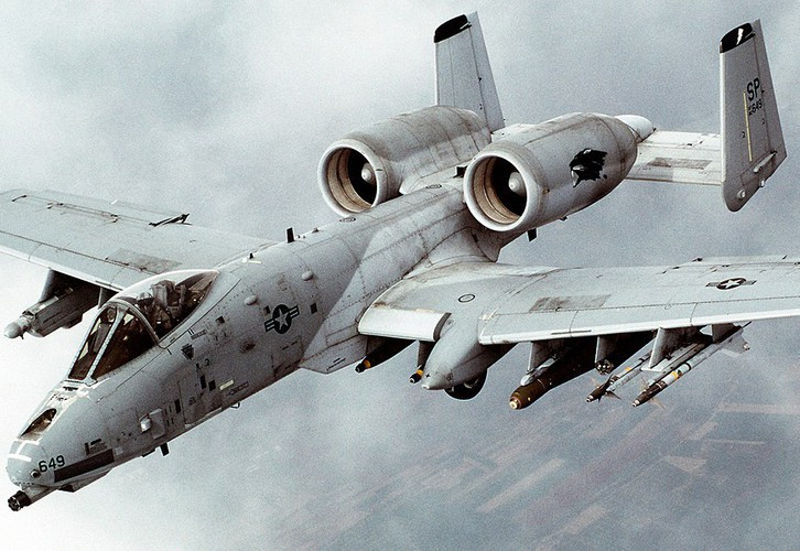 Đã có lúc Mỹ định cho A-10 Warthog nghỉ hưu để thay thế bằng những chiếc F-35 hiện đại hơn. Tuy nhiên sau khi cân nhắc thiệt hơn, Mỹ vẫn tiếp tục gia tăng niên hạn phục vụ cho chiếc cường kích này.