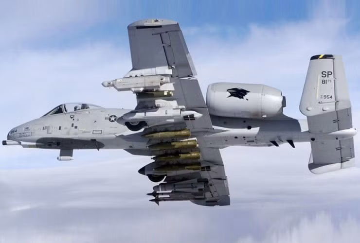Phần khoang lái của A-10 Warthog được bảo vệ bởi lớp giáp titan dày từ 13-38mm, nặng 540kg có thể chịu được đạn pháo 23mm.