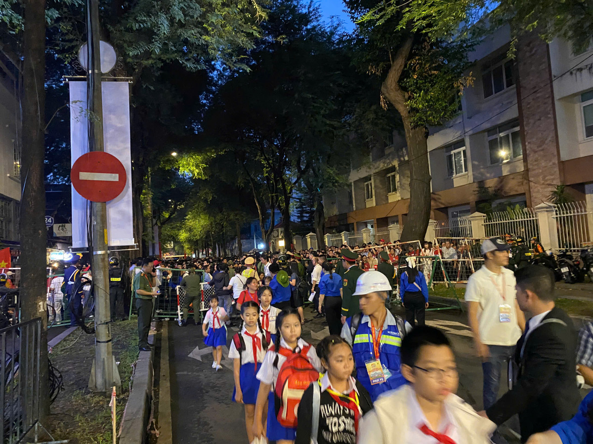 Công tác an ninh thắt chặt dọc các tuyến phố các khối diễu binh, diễu hành sẽ đi qua trong ngày tổng duyệt.