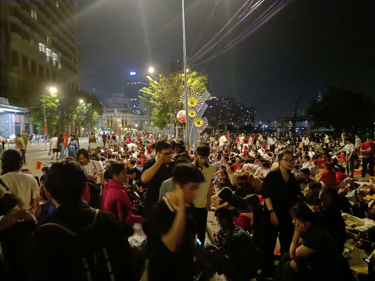 Thậm chí, người dân các tỉnh lân cận như Long An, Bình Phước, Bình Dương... cũng "bám trụ" xuyên đêm trên phố đi bộ Nguyễn Huệ để xem buổi tổng duyệt.